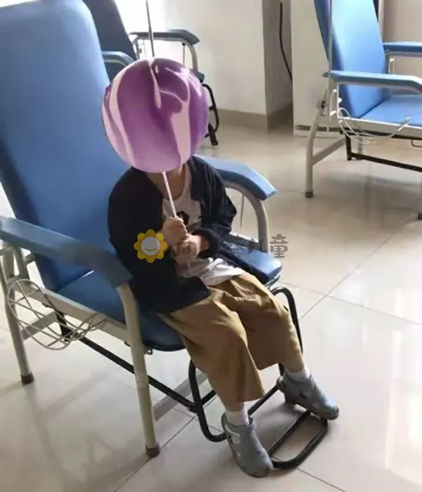 “磨人的小妖精”讓7歲淋巴瘤男孩每天服藥 “磨人的小妖精”讓7歲淋巴瘤男孩每天服藥