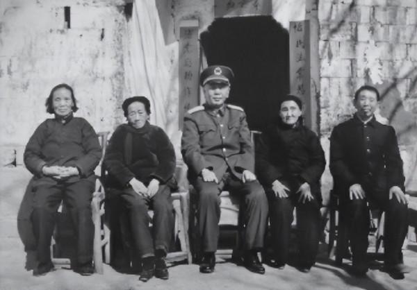 87年鄧小平指著劉華清和洪學智，問一邊的楊尚昆：他們命令下了沒