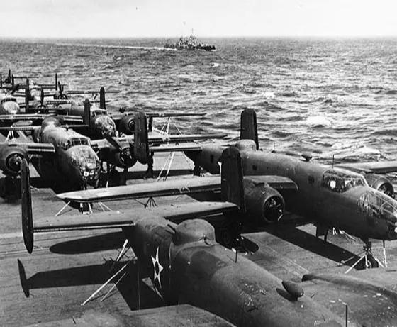 1942年杜立特空襲日本,16架B–25轟炸機燃燒東京 1942年杜立特空襲日本,16架B–25轟炸機燃燒東京