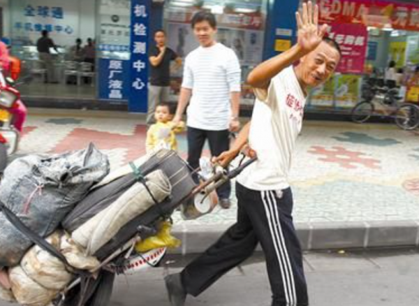 李長波45歲辭職，3年多從吉林徒步到海南，途中喜歡收集菸酒標誌