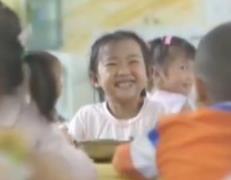 媽失蹤爸坐牢，6歲女孩撐起三代之家，13億人為她點贊加油