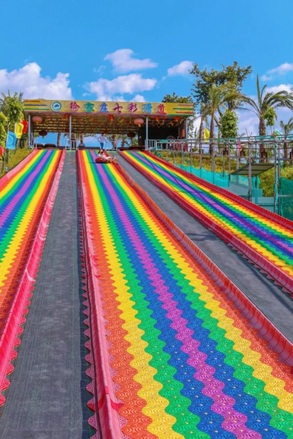 周邊遊｜住進小木屋泡私湯，乘網紅小火車玩彩虹滑道