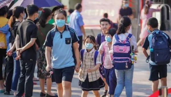 雙減再次放大招，小學生再次迎來調整，上學連書包都不用背了？