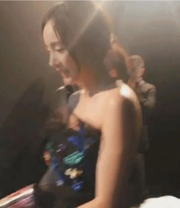 明星駝背有多醜，高顏值都拯救不了，楊冪劉亦菲均上榜