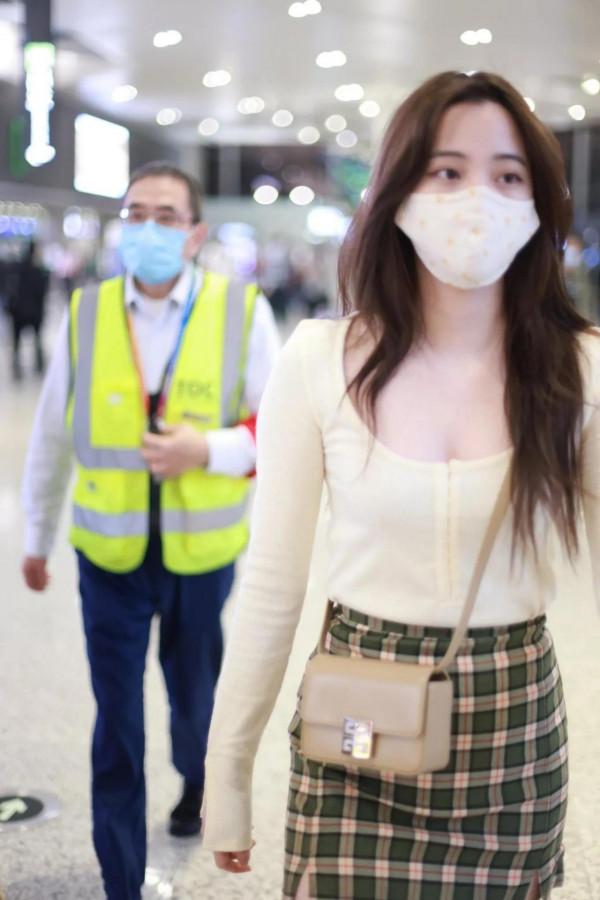 機場抓拍娛樂圈的小花私服，你更喜歡誰