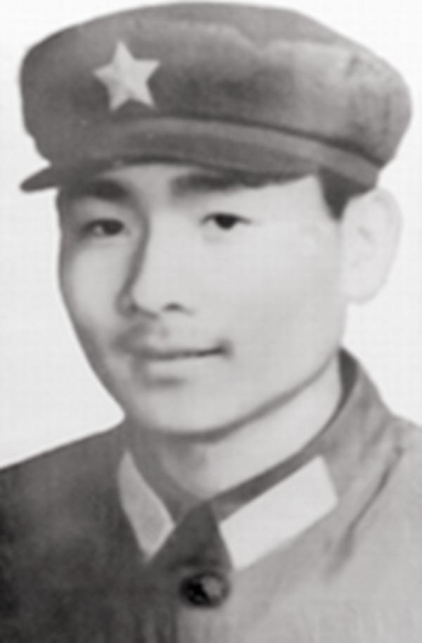 英雄梁嶺在老山戰役中犧牲後，戰友在他身上發現一首華麗的遺詩