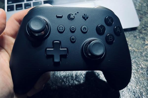 穀粒金剛2 Pro遊戲手柄，帶你感受搖桿玩遊戲的樂趣