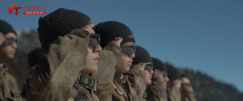 暖暖的！直升機為邊防戰士送來年貨