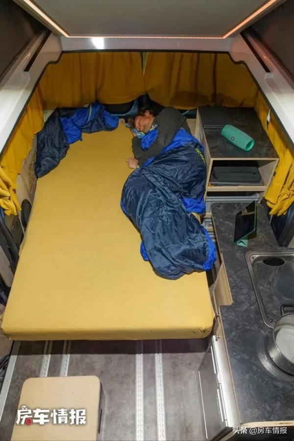 福特露營車有創意！佈局隨心變最多坐9人，上下2張床能放摩托車