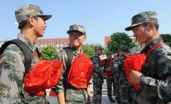 大學生報名參軍,選擇“學校所在地”還是“戶籍所在地”,要慎重 大學生報名參軍,選擇“學校所在地”還是“戶籍所在地”,要慎重