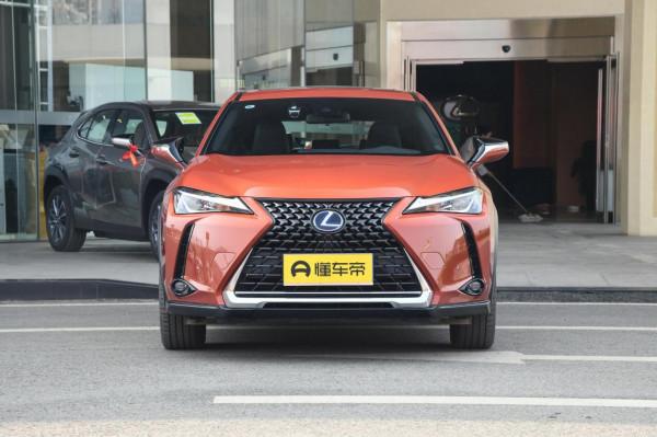 雷克薩斯UX：油電混動，搭載2&period;0L&plus;E-CVT，油耗經濟，造型動感