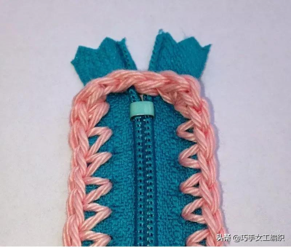 舊衣褲的拉鍊剪下來後，用鉤針戳一圈就有無數的收納