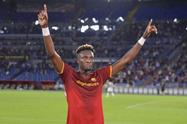 1-0！穆帥終於又贏了：羅馬一夜重回前四，2.8萬人見證神奇紀錄