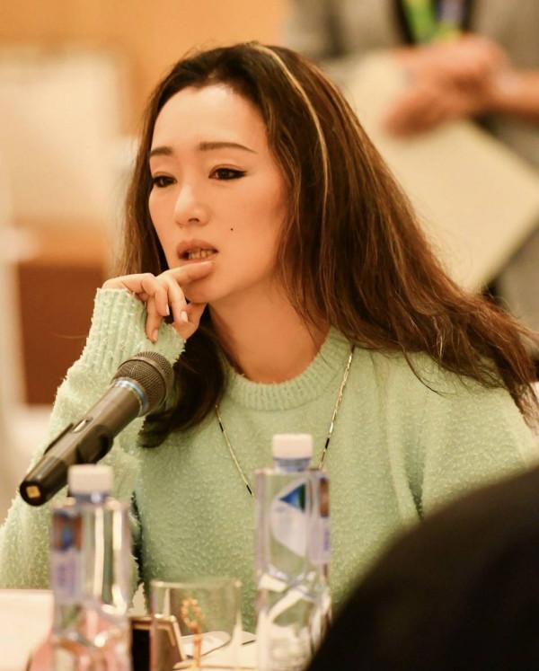 鞏俐北影節幕後花絮照曝光 造型簡單大方氣場強大