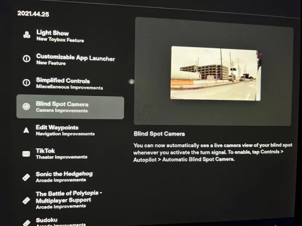 特斯拉「聖誕節」車機更新來了，新 UI、燈光秀、盲點攝像頭等