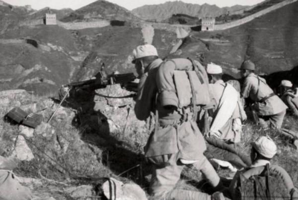 八路軍政委重傷倒地，漢奸發現了他，悄聲說道：別動，一會兒就走