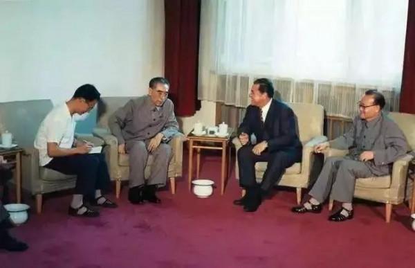 1976年1月8日，敬愛的周總理與世長辭，他一生為國為民，鞠躬盡瘁