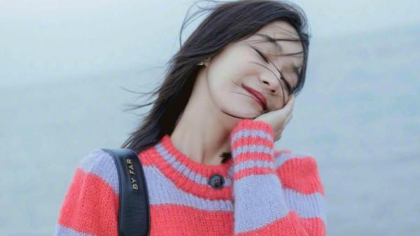 袁姍姍披髮海邊出境,又元氣又美 袁姍姍披髮海邊出境,又元氣又美