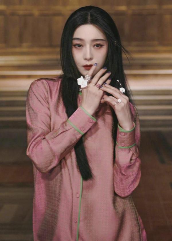 范冰冰沒戲拍也不消停，穿中國風套裝場邊看秀，公主切髮型成焦點