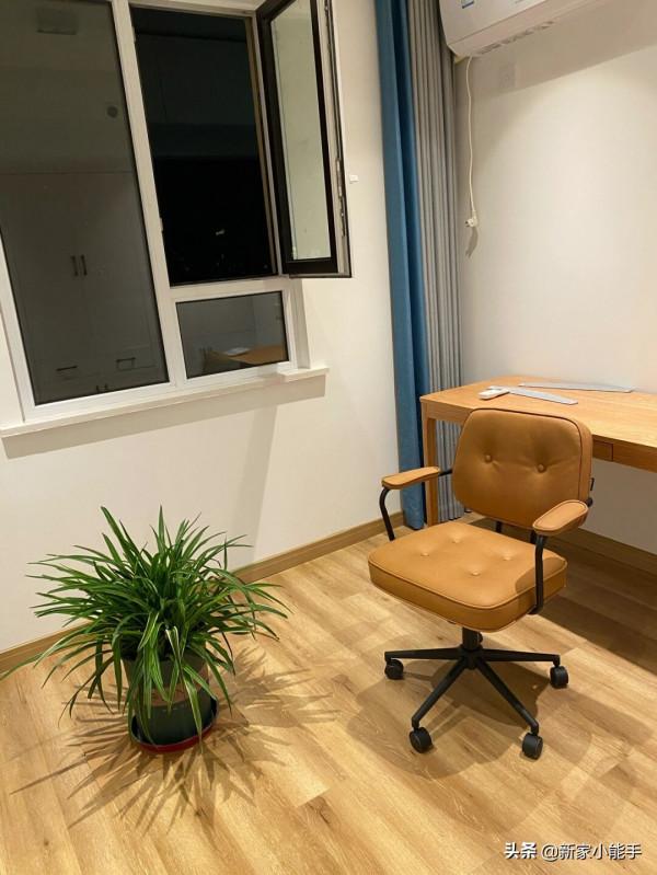 96平裝修花了25W，地面鋪木地板，電視牆不做造型，簡單又好看