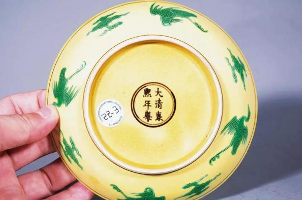 瓷器上扭動的龍