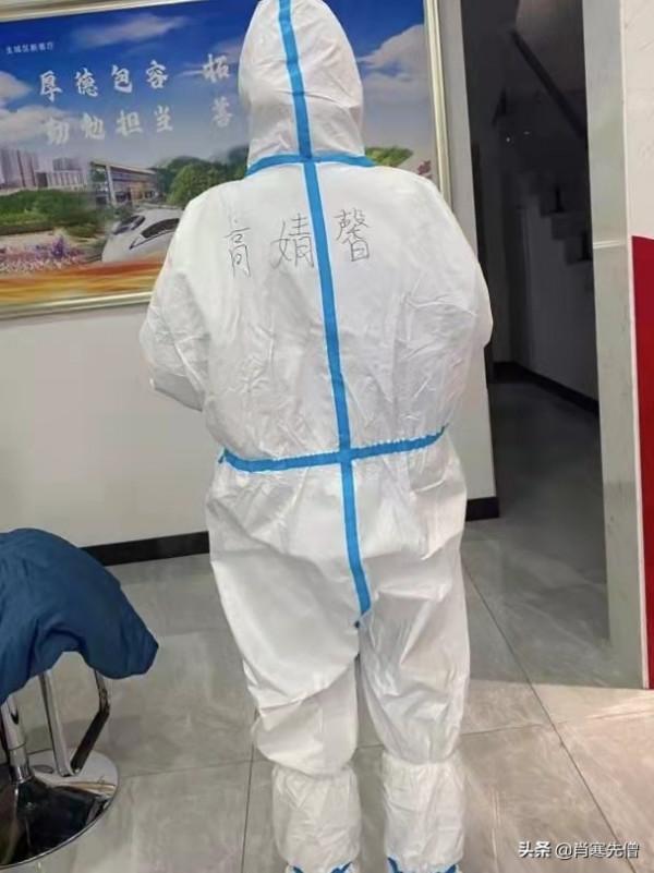 湖北24歲姑娘，奮鬥在抗疫前線，褪去白衣，便是時尚俏皮丫頭