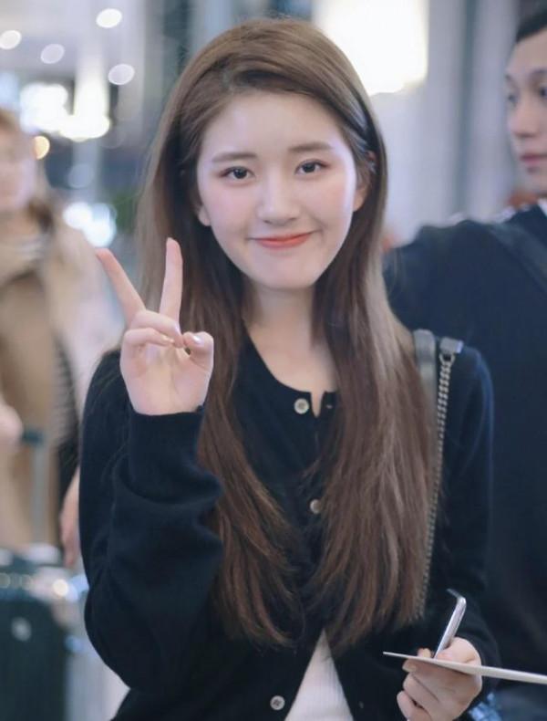 新生代小花趙露思太會穿了吧！天藍色雪紡衫搭編格包，滿滿甜美感