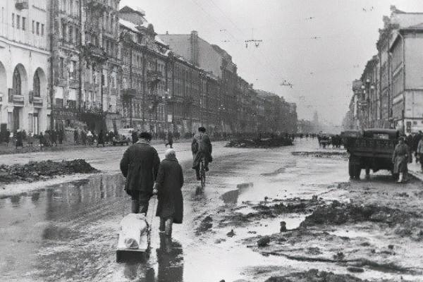 列寧格勒戰役，城內“人間煉獄”900天，當時德軍為何圍而不攻？