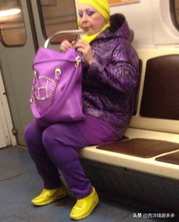 俄羅斯地鐵中的風景,“戰鬥民族”果然不一般 俄羅斯地鐵中的風景,“戰鬥民族”果然不一般