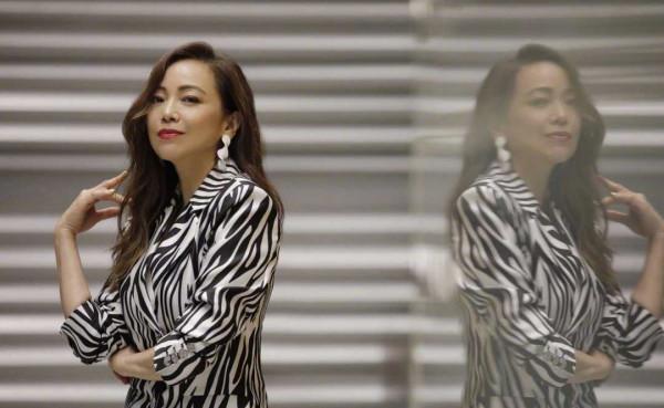鄧萃雯越老越驚豔,穿斑馬紋西裝很有女人味,氣質太高階 鄧萃雯越老越驚豔,穿斑馬紋西裝很有女人味,氣質太高階