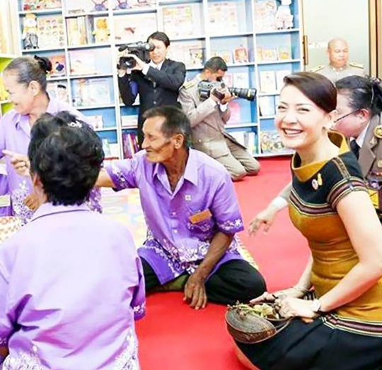 20歲舞女西拉米被泰王看中成為王后,為何被削髮為尼,近況又怎樣 20歲舞女西拉米被泰王看中成為王后,為何被削髮為尼,近況又怎樣