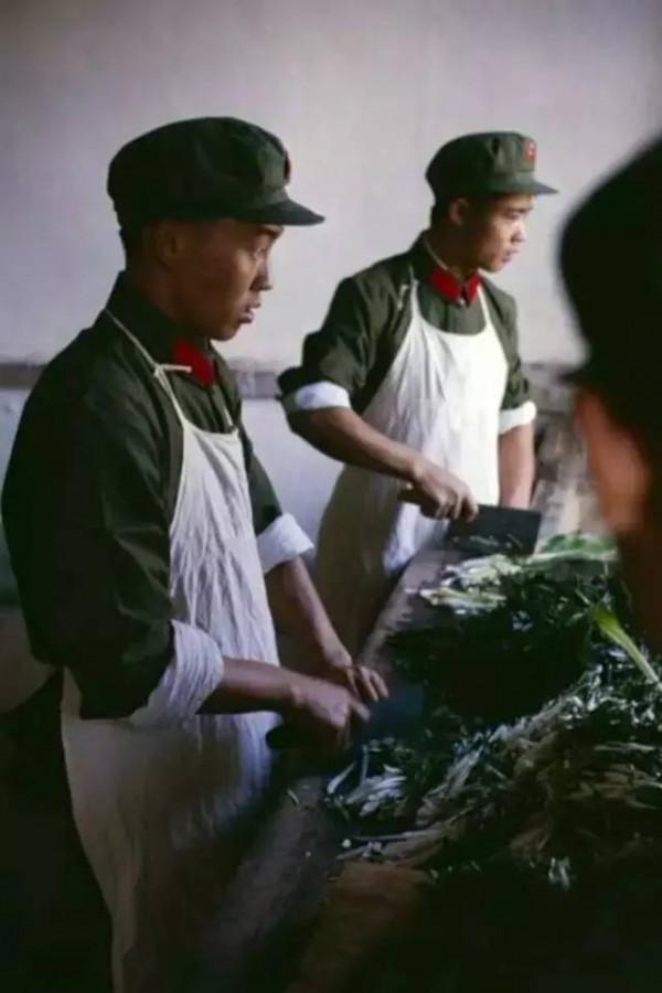 一組70年代人民解放軍老照片，看那時部隊生活、訓練場景啥樣