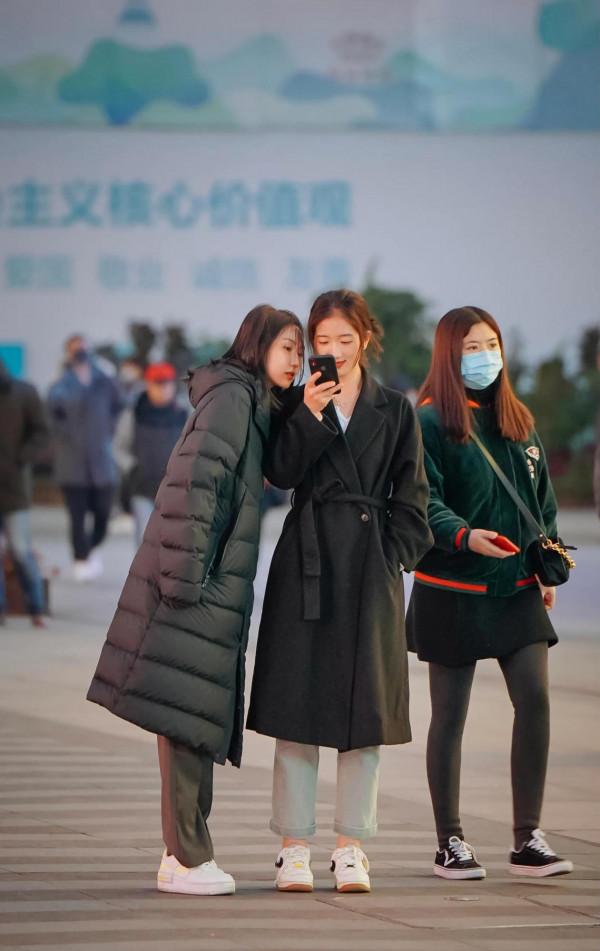 看街拍 學穿搭:12組高顏值閨蜜秋冬穿搭示範 看街拍 學穿搭:12組高顏值閨蜜秋冬穿搭示範