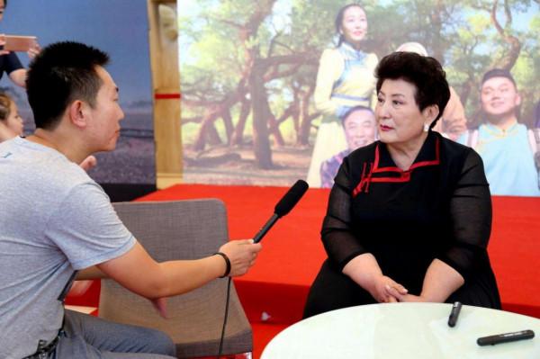 德德瑪之子馬克塔勒：心疼腦溢血偏癱的母親，像愛媽媽一樣愛繼父