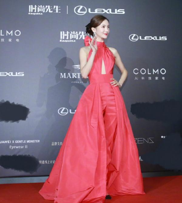 穿上這些禮服就不要坐下？金晨穿粉裙明豔甜美，卻被禮服褶皺扣分