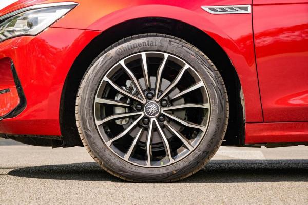 高品質純電家轎，配備“刀片電池”，續航600km，12.98萬起售