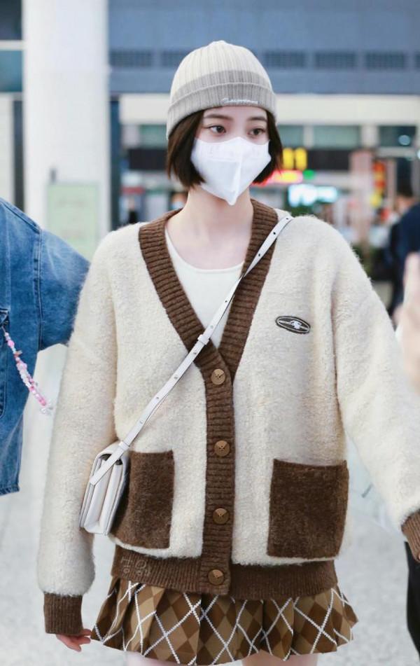 歐陽娜娜為了美太拼了！針織衫&plus;短裙秀美腿，簡約搭配絲毫不老氣