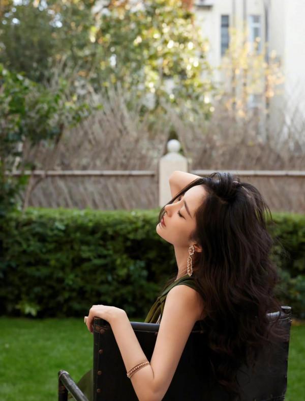 楊冪陳都靈辛芷蕾金晨迪麗熱巴今晚活動造型，各有千秋，顏值爆表