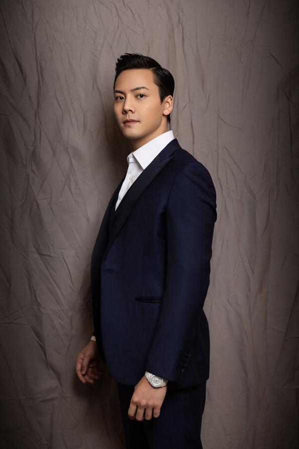 陳偉霆深藍色西服套裝顯沉穩氣質 眼神深邃盡顯優雅貴氣十足 陳偉霆深藍色西服套裝顯沉穩氣質 眼神深邃盡顯優雅貴氣十足