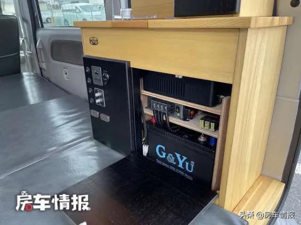 約合15萬的鈴木四驅房車，尺寸比飛度還小，車內能住2人有小餐廳