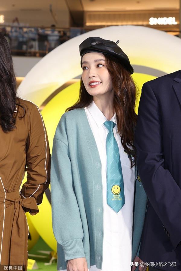 李沁穿薄荷綠針織衫時髦俏麗 戴貝雷帽淺笑溫柔甜美