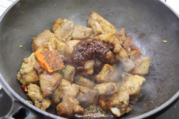 做紅燒排骨，記住“加2樣先炒後燜”，味道香，骨頭一抽就出來