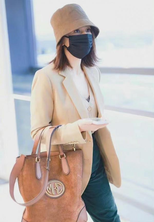 高圓圓不露全臉走機場,顏值狂飆!穿西裝戴帽子變時髦精,年輕了 高圓圓不露全臉走機場,顏值狂飆!穿西裝戴帽子變時髦精,年輕了