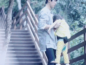 男明星溫柔抱娃,是不是你夢想中老公的樣子 男明星溫柔抱娃,是不是你夢想中老公的樣子