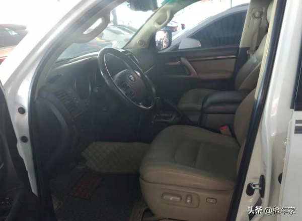 V8的豐田陸巡太罕見！開了11年還能賣50萬，可以買兩輛同年的X5