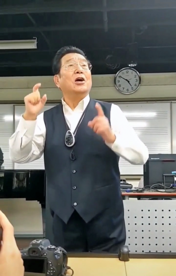 82歲李雙江罕露面！面色紅潤滿頭濃密黑髮，親自教學飆高音獲熱捧