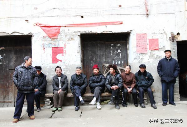 農村的村口為何每天都可以坐滿人？他們聚集在一起聊些什麼？