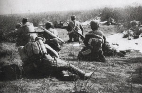 志願軍看見美軍在射程範圍內取水,班長:別開槍,得講信用 志願軍看見美軍在射程範圍內取水,班長:別開槍,得講信用