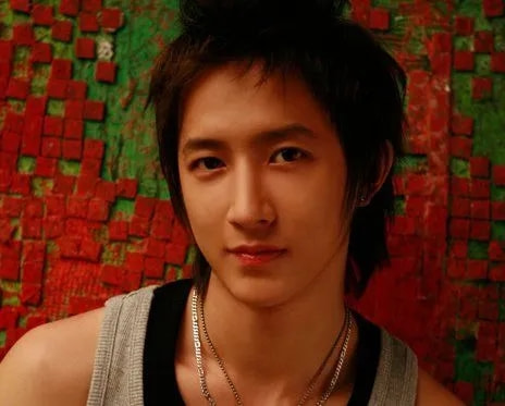 5位“遭霸凌”的明星，熱巴被一腳踢進臭水溝，向佐竟被14人圍毆