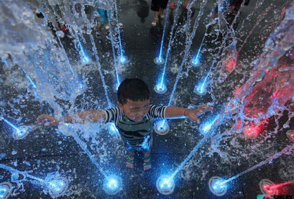 男孩在滑梯上極限“手剎”保護萌娃，這些危險的遊戲，家長要盯緊